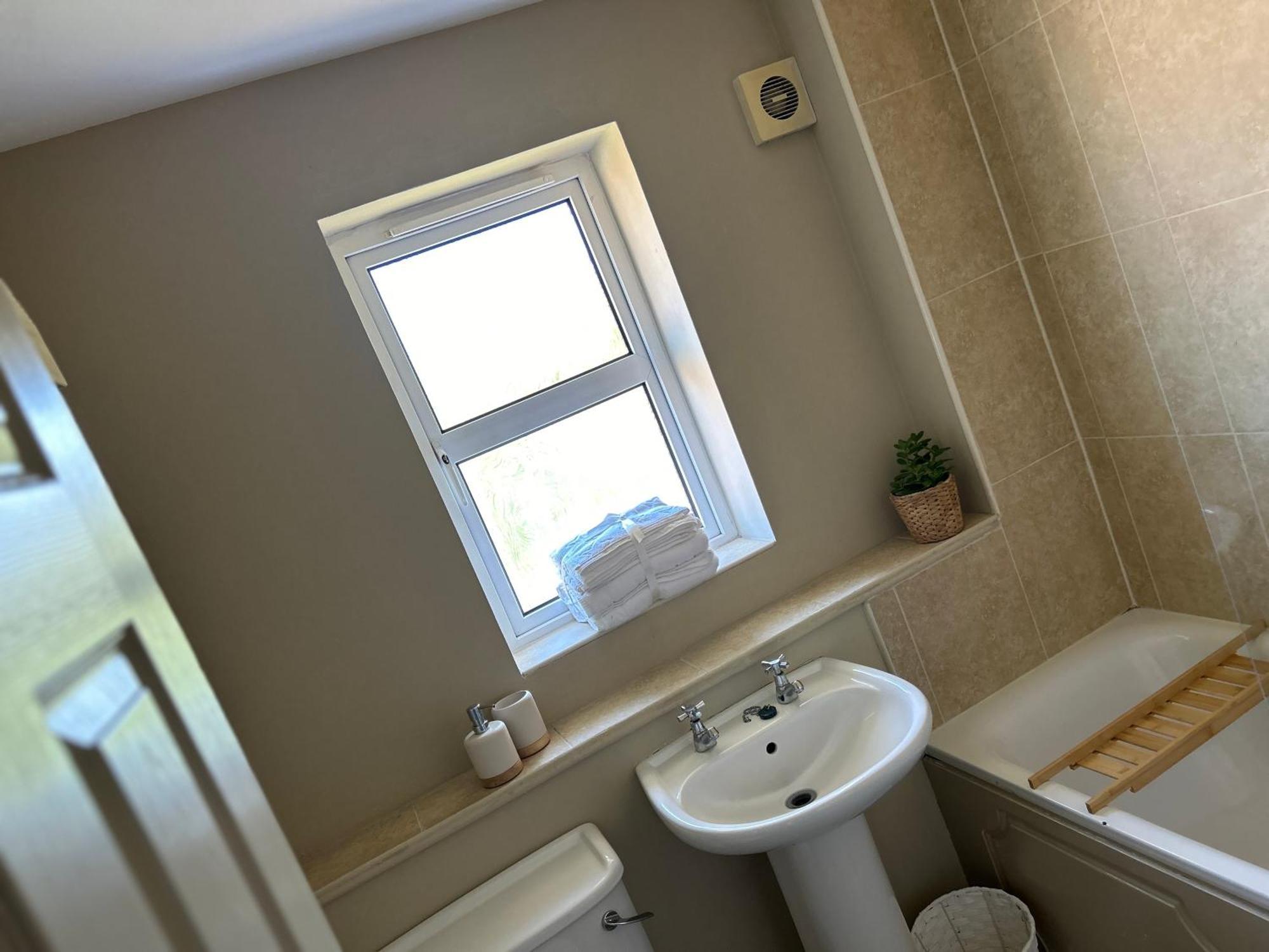 Belfast - Relax & Unwind In Our Skyline Retreat - 3 Bedroom Apartment With Parking エクステリア 写真
